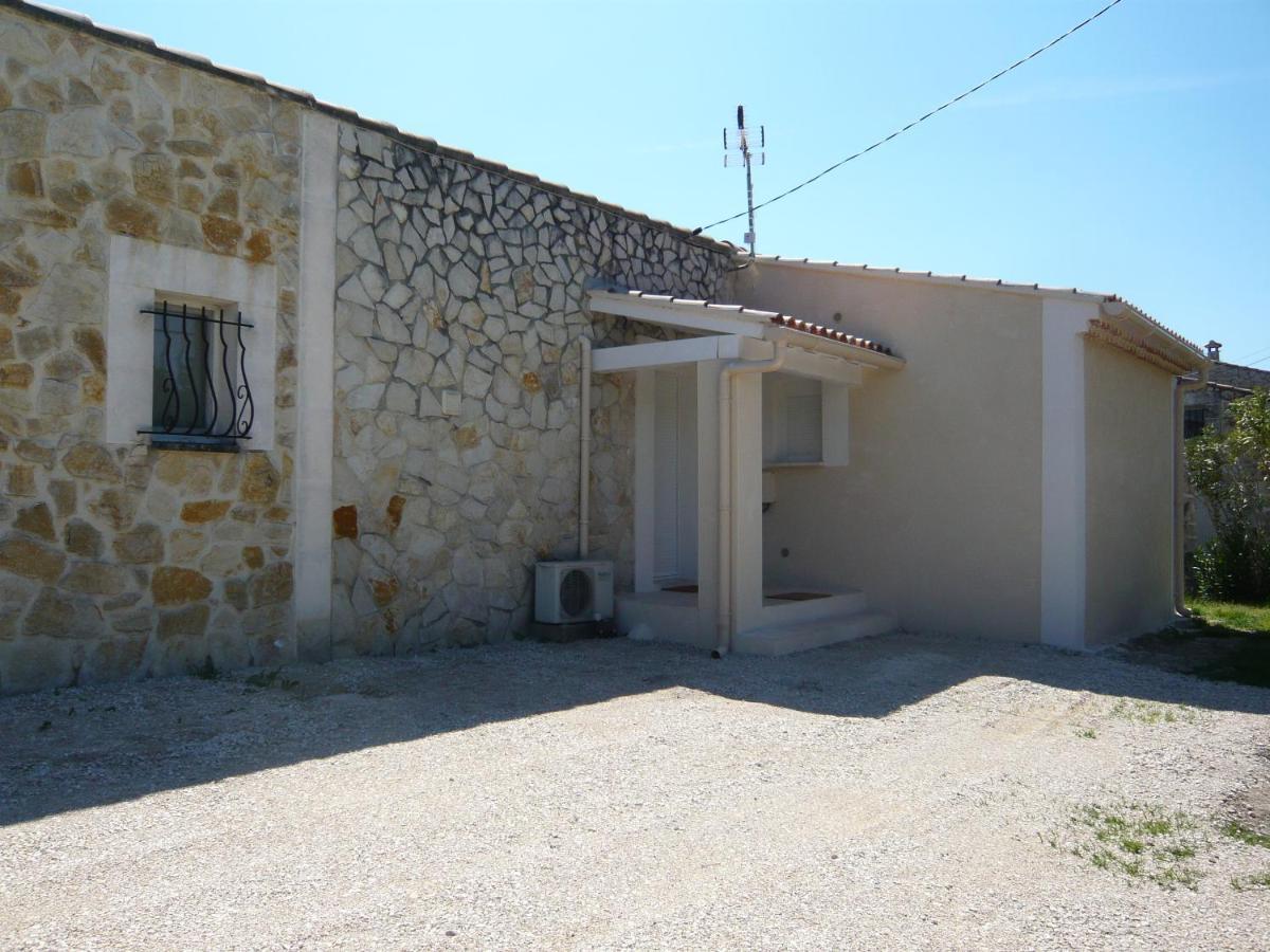 Апартаменты Locations Des Alpilles Сен-Реми-де-Прованс Экстерьер фото