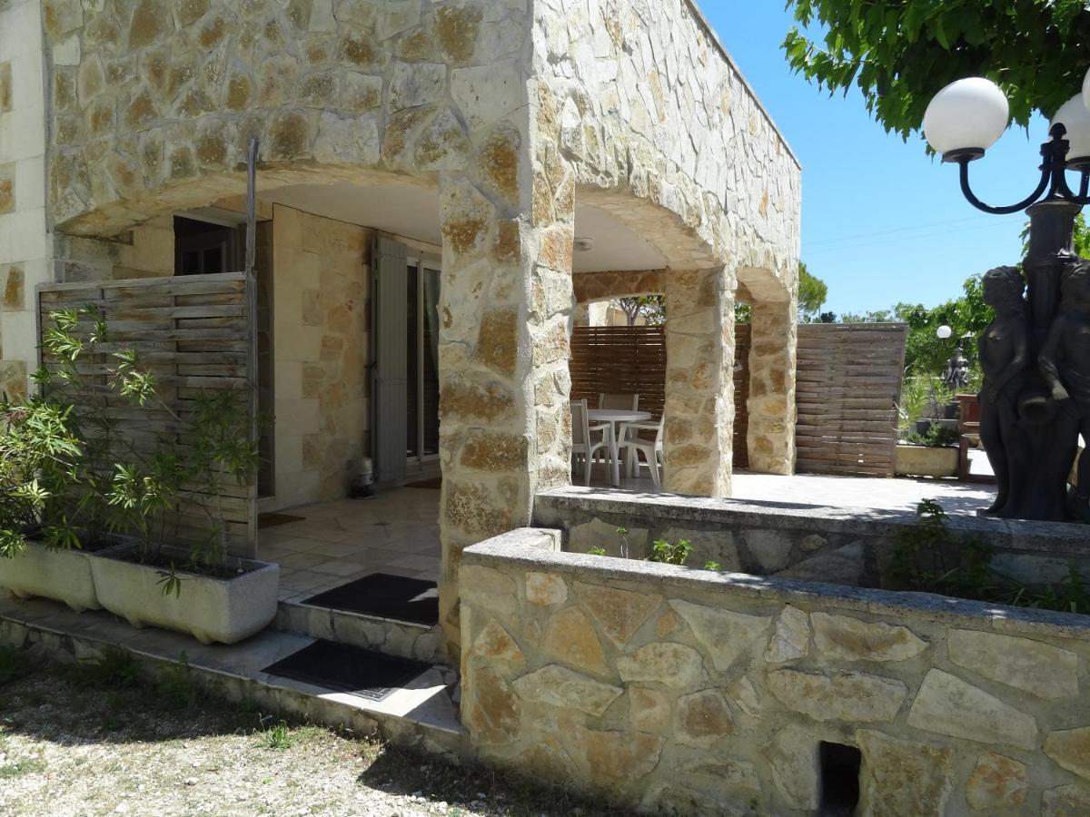 Апартаменты Locations Des Alpilles Сен-Реми-де-Прованс Номер фото